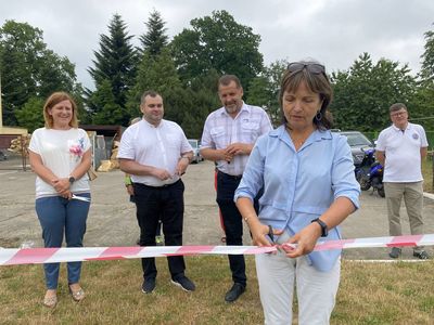 Dyrektor ZS Ostrowiec - Barbara Chylewska przecina wstęgę, za nią kierownik Referatu Oświaty i Sportu - Karolina Chruszcz-Pietraszewska, wójt Radosław Nowakowski, Przewodniczący Rady Gminy - Wiesław Rosiński, dyrektor ZSP Malechowo - Piotr Chylarecki.