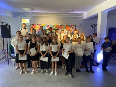 Grupa stypendystów z Zespołu Szkół w Ostrowcu podczas uroczystości wręczenia stypendiów w Świetlicy Kultury w Malechowie.