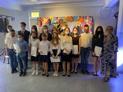 Grupa stypendystów ze Szkoły Podstawowej w Lejkowie podczas uroczystości wręczenia stypendiów w Świetlicy Kultury w Malechowie. 