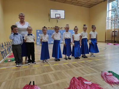 Grupa zerowiaków z wychowawcą podczas uroczystego zakończenia roku szkolnego.