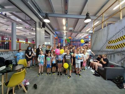 Grupa nagrodzonych sportowców z UKS Grabowa z Lejowa w parku trampolin w Lejkowie.