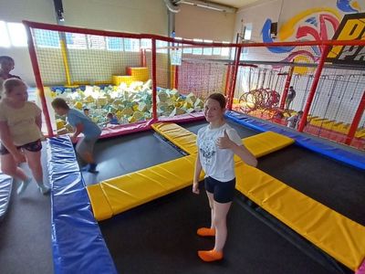 Dziewczynka z Lejkowa podczas skoków na trampolinie. 