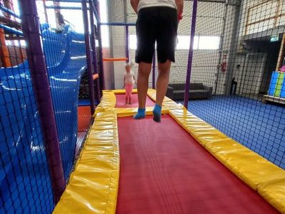Chłopiec z UKS Lejkowo skacze na trampolinie. 