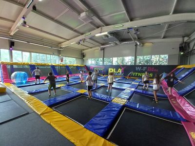 Uczniowie z UKS Grabowa skaczą na trampolinach. 