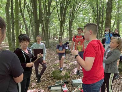 Nauczycielka Marta Perzyńska z uczniami ze Szkoły Podstawowej im. Noblistów Polskich w Niemicy w czasie opowieści o życiu i obrzędach społeczności pochodzącej z neolitu