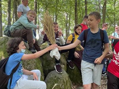 Uczestnicy wycieczki ze Szkoły Podstawowej im. Noblistów Polskich w Niemicy rozpoznają zboża.