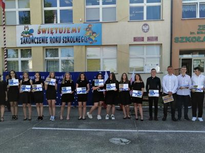 Ośmioklasiści z Ostrowca na placu przed budynkiem szkoły.