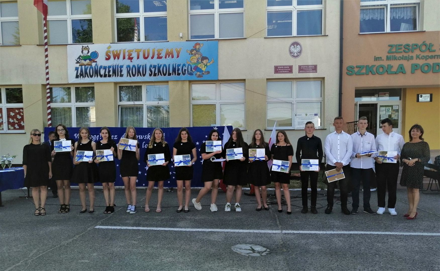 Ośmioklasiści z Ostrowca na placu przed budynkiem szkoły.