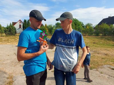 Tatusiowe biorący udział w sportowych konkurencjach na wesoło. 