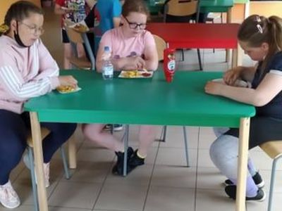 Wychowankowie z Placówki Wsparcia Dziennego w Laskach jedzą beztłuszczowe frytki.