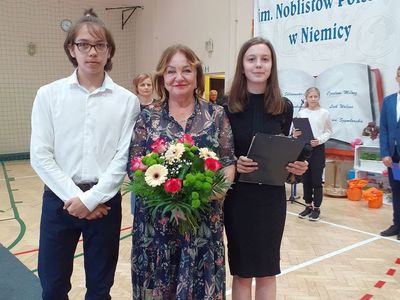 Uczniowie klasy ósmej ze Szkoły Podstawowej im. Noblistów Polskich w Niemicy składają podziękowania dyrektor Iwonie Nowak - Gancarz. 
