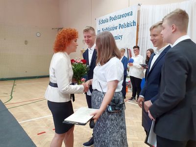 Uczniowie klasy ósmej  ze Szkoły Podstawowej im. Noblistów Polskich w Niemicy składają podziękowania wychowawcy.

