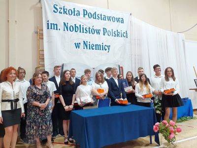 Uczniowie klasy ósmej ze Szkoły Podstawowej im. Noblistów Polskich w Niemicy podczas programu artystycznego.