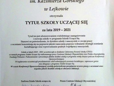 Tytuł Szkoły Uczącej Się, który otrzymała Szkoła Podstawowa im. Kazimierza Górskiego w Lejkowie. 
