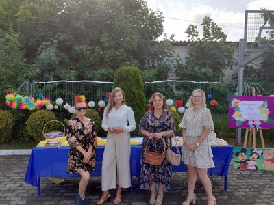 Wychowawcy przedszkola i oddziału przedszkolnego Szkoły Podstawowej im. Noblistów Polskich w Niemicy wraz z dyrektor w czasie pożegnania dzieci.