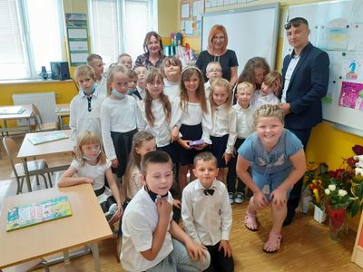    Uczniowie klasy pierwszej ze Szkoły Podstawowej im. Noblistów Polskich w Niemicy w czasie zakończenia roku szkolnego.