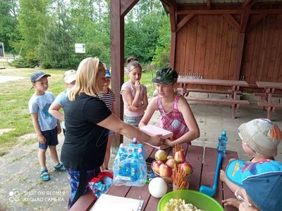Wychowawczyni i dzieci z Placówki Wsparcia Dziennego w Pękaninie podczas przygotowania pikniku. 