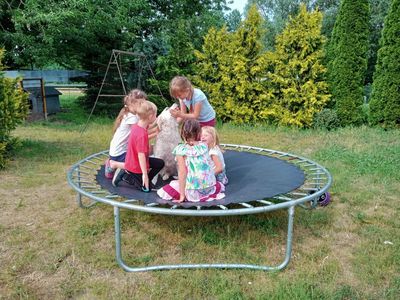 Dzieci z Placówki Wsparcia Dziennego w Niemicy na trampolinie.