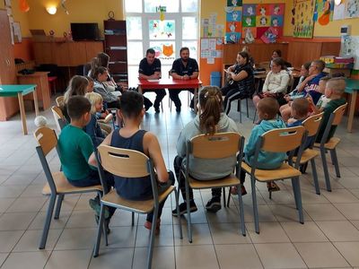 Podopieczni z Placówki Wsparcia Dziennego w Laskach w trakcie spotkania i rozmowy z policjantami.