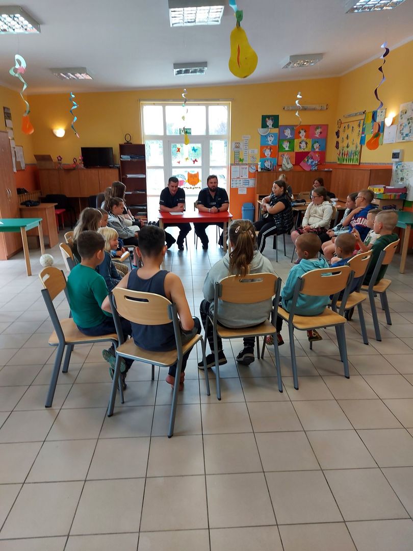 Podopieczni z Placówki Wsparcia Dziennego w Laskach w trakcie spotkania i rozmowy z policjantami.