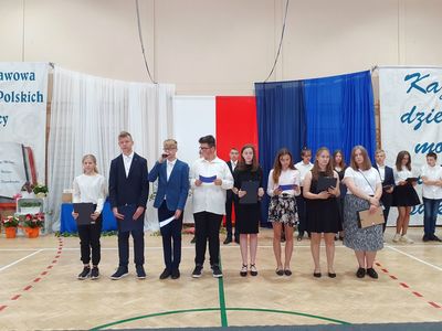 Ósmoklasiści z SP Niemica podczas pożegnalnej akademii.