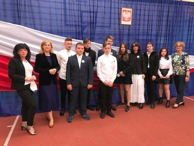 Ósmoklasiści z Szkoły Podstawowej w Lejkowie podczas uroczystego pożegnania.