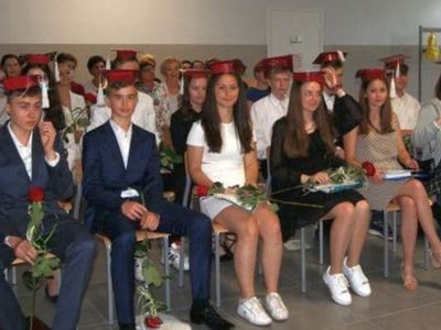 Ósmoklasiści z Zespołu Szkolno-Przedszkolnego w Malechowie podczas zakończenia roku w Świetlicy Kultury. 