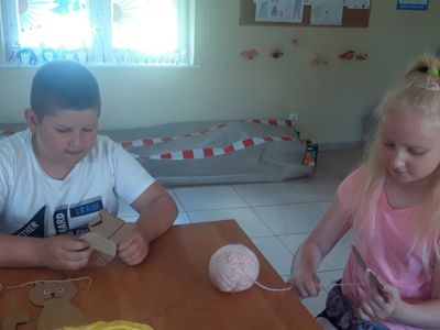 Wychowankowie z Placówki Wsparcia Dziennego w Kosierzewie wykonują włóczkowego kota.