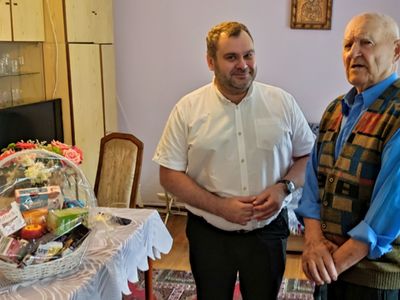Wójt Radosław Nowakowski w towarzystwie Józefa Paradiuka w jego domu. 