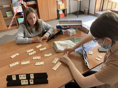 Wakacyjne rozgrywki w Rummikub w Placówce Wsparcia Dziennego w Święcianowie.