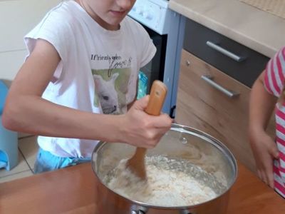 Dzieci z Placówki Wsparcia Dziennego w Kosierzewie podczas przygotowywania ciasta na muffiny.