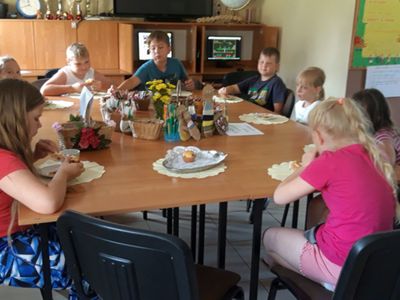 Grupa wychowanków podczas wspólnego poczęstunku w Placówce Wsparcia Dziennego w Kosierzewie.