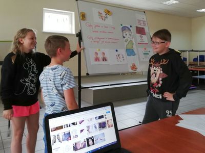 Dzieci z Placówki Wsparcia Dziennego w Pękaninie przy tablicy dyskutują na temat skutków palenia.