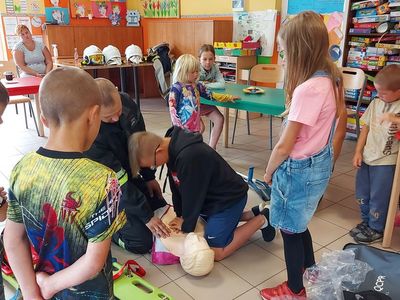 Podopieczni z Placówki Wsparcia Dziennego w Laskach w trakcie omawiania podstawowych zasad udzielania pierwszej pomocy.