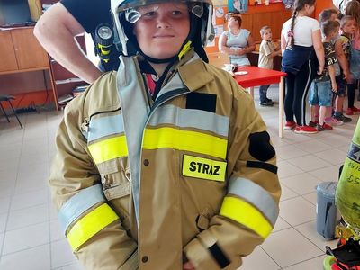 Podopieczna z Placówki Wsparcia Dziennego w Laskach w stroju strażaka.