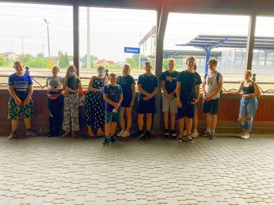 Dzieci z Placówki Wsparcia Dziennego w Święcianowie na dworcu kolejowym w Sławnie.