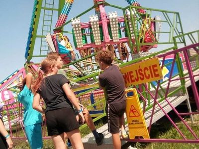 Dzieci z Placówki Wsparcia Dziennego w Podgórkach na tle Fun Parku Pomerania.