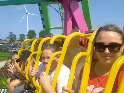 Dzieci z Placówki Wsparcia Dziennego w Laskach wraz z wychowawczynią na wahadle Extreme w Pomeranii.