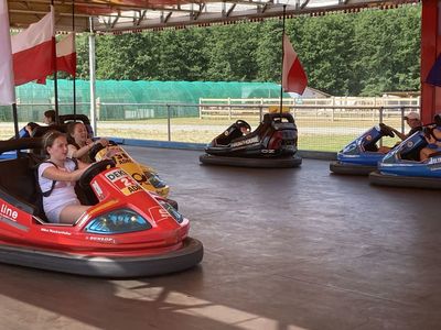 Dziewczynki z Placówki Wsparcia Dziennego w Święcianowie w Pomeranii na autodromie.