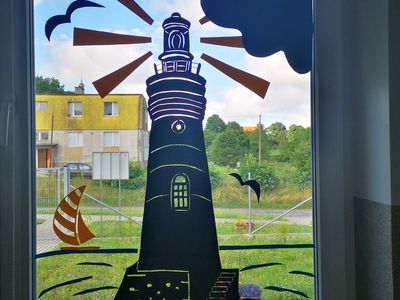 Ozdobione okno latarnią morską, które wykonały dzieci z Placówki Wsparcia Dziennego w Kusicach.