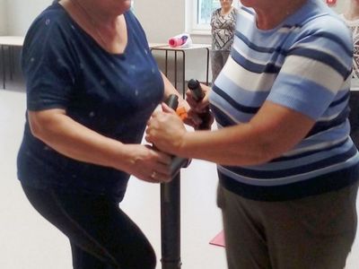 Dwie seniorki z Ostrowca podczas ćwiczeń gimnastycznych. 