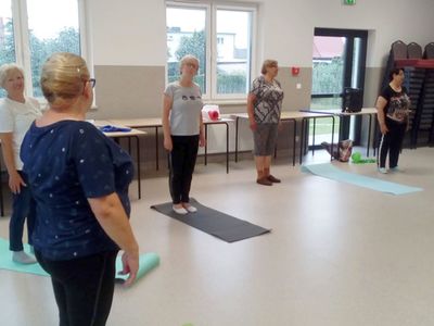 Seniorzy z Ostrowca podczas ćwiczeń gimnastycznych.