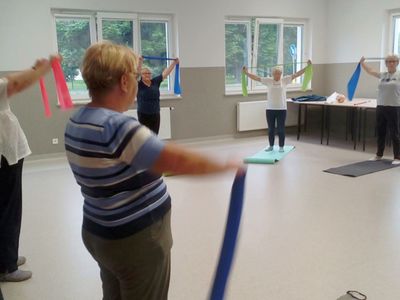 Seniorzy z Ostrowca podczas ćwiczeń gimnastycznych.