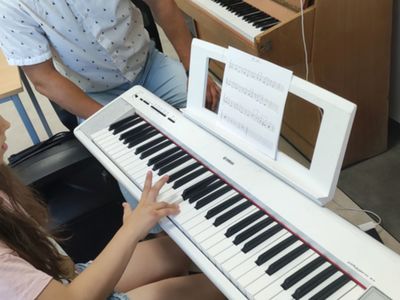  Próba gry na keyboardzie w malechowskiej świetlicy.  