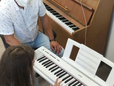  Próba gry na keyboardzie w malechowskiej świetlicy.  