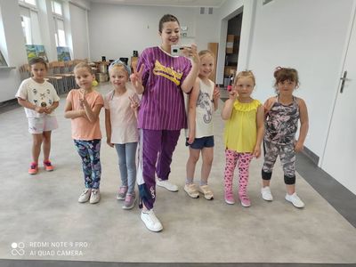 Uczestnicy zajęć breakdance z instruktorką Natalią Żytnikowską. 