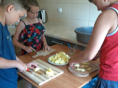 Wychowankowie z Placówki Wsparcia Dziennego w Kosierzewie przygotowują frytki.