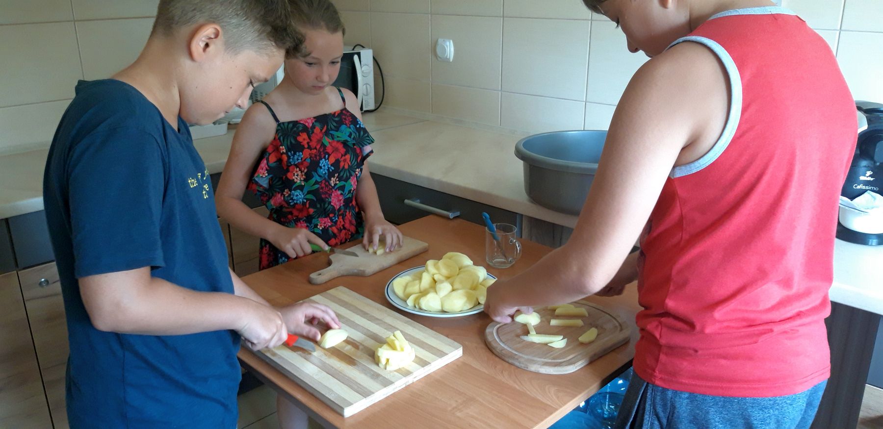 Wychowankowie z Placówki Wsparcia Dziennego w Kosierzewie przygotowują frytki.