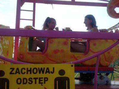 Dzieci z Placówki Wsparcia Dziennego w Ostrowcu podczas jazdy kolejką.