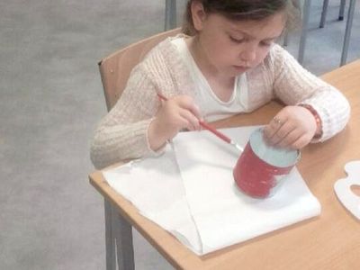 Dziewczynka z Malechowa przygotowuje w Świetlicy Kultury w Malechowie puszkę do kompozycji kwiatowej. 